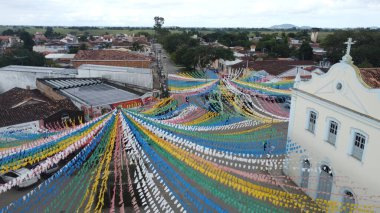 Conceicao do Almeida, Bahia, Brezilya - 23 Haziran 2024: Conceicao do Almeida şehrinde Aziz John kutlamaları sırasında bayraklarla süslenmiş bölge manzarası.