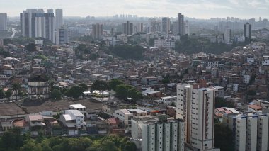 Salvador, Bahia, Brezilya - 11 Nisan 2025: Salvador şehrindeki Brotas mahallesindeki konut manzarası.