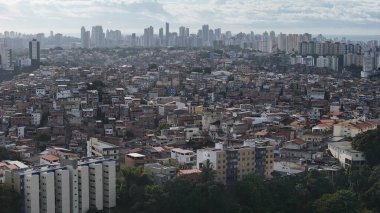 Salvador, Bahia, Brezilya - 11 Nisan 2025: Salvador şehrindeki Brotas mahallesindeki konut manzarası.