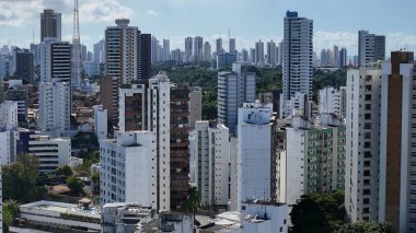 Salvador, Bahia, Brezilya - 15 Mayıs 2025: Salvador kentindeki Barra mahallesindeki yerleşim yerlerinin havadan görünüşü.