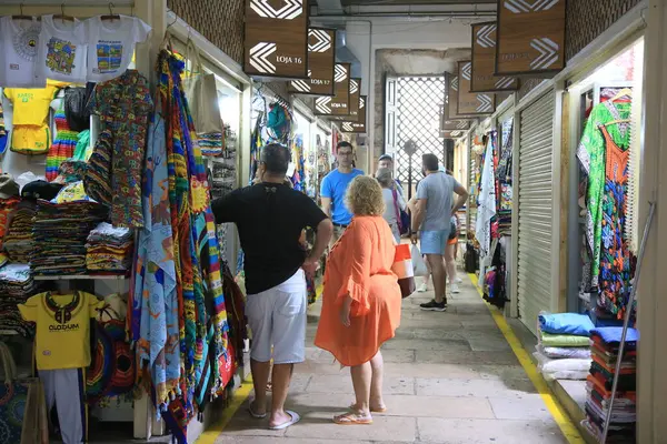 Salvador, Bahia, Brezilya - 17 Aralık 2025: Salvador şehrindeki Mercado Modelo 'daki müşterilerle mağazaların iç görünümü.