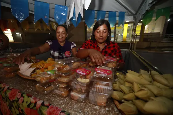 Tanhacu, Bahia, Brezilya - 31 Mayıs 2025: Sao Joao şenlikleri sırasında Bahia 'nın iç kesimlerindeki bir haziran festivalinde yiyeceklerle birlikte tipik bir tezgah.