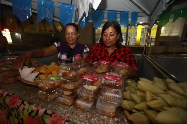 Tanhacu, Bahia, Brezilya - 31 Mayıs 2025: Sao Joao şenlikleri sırasında Bahia 'nın iç kesimlerindeki bir haziran festivalinde yiyeceklerle birlikte tipik bir tezgah.