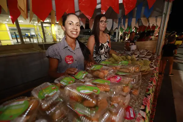 Tanhacu, Bahia, Brezilya - 31 Mayıs 2025: Sao Joao şenlikleri sırasında Bahia 'nın iç kesimlerindeki bir haziran festivalinde yiyeceklerle birlikte tipik bir tezgah.