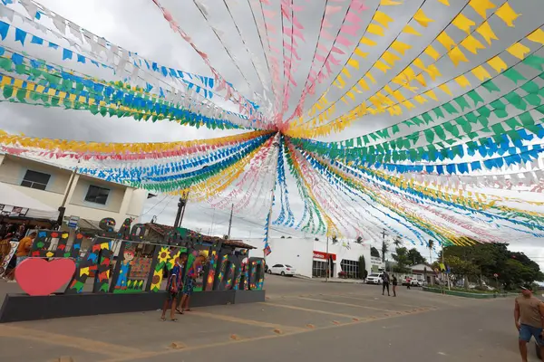 Conceicao do Almeida, Bahia, Brezilya - 23 Haziran 2024: Conceicao do Almeida şehrinde Aziz John kutlamaları sırasında bayraklarla süslenmiş bölge manzarası.