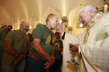 jequie, bahia, brrazil - 13 Haziran 2025: Bahia, Jequie 'deki bir kilisede kutsal ev sahibinin Celabradda Katolik ayini sırasında dağıtımı.