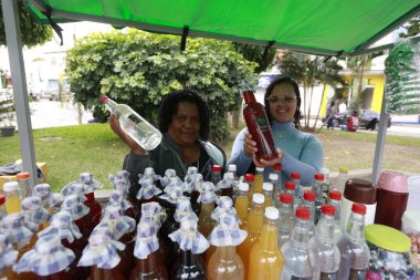 Boa nova, bahia, brezil- 17 Haziran 2025: Haziran festivalinde içki ve içki satan bir tezgah