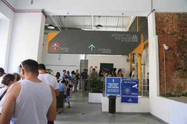 Salvador, Bahia, Brezilya - 17 Aralık 2024 Salvador şehrinde Tabuao asansörüne binmek için sırada bekleyenler var..