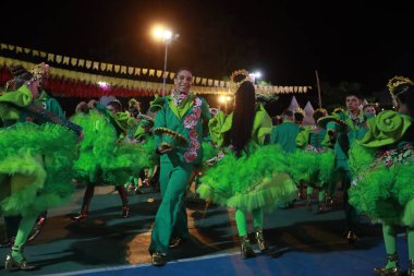 Itapetinga, Bahia, Brezilya - 20 Haziran 2025: Itapetinga şehrinde quadrilha junina dansının sunumu.