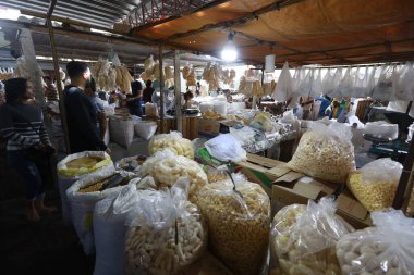 itapetinga, bahia, brezil- 20 Haziran 2025: kuru ve geleneksel ürünler satan popüler bir açık hava pazarında duraklama.