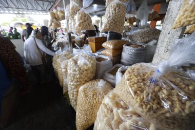 itapetinga, bahia, brezil- 20 Haziran 2025: kuru ve geleneksel ürünler satan popüler bir açık hava pazarında duraklama.