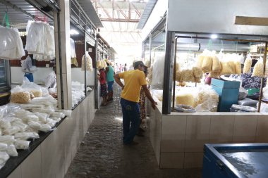 itapetinga, bahia, brezil- 20 Haziran 2025: kuru ve geleneksel ürünler satan popüler bir açık hava pazarında duraklama.