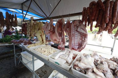 Itapetinga, Bahia, Brezilya - 20 Haziran 2025: Itapetinga kentindeki bir açık hava sokak pazarında et tezgahı.