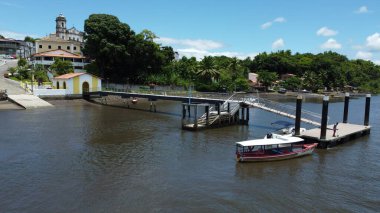 Jaguaripe, Bahia, Brezilya - 23 Aralık 2023: Jaguaripe nehrinin rıhtım ve tuz hapishanesinin havadan görünüşü.