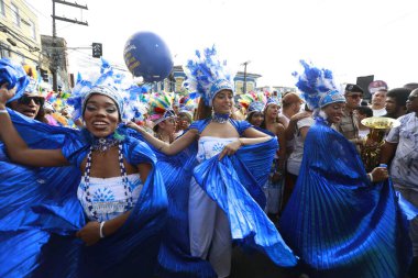 Salvador, Bahia, Brezilya - 2 Temmuz 2025: Bahia bağımsızlık yürüyüşü sırasında kültür grubu.