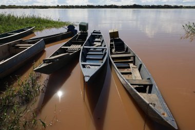 Carinhanha, Bahia, Brezilya - 13 Nisan 2024: Balıkçıların kanoları Carinhanha şehrindeki Sao Francisco Nehri 'nin kıyısında sıkıştı..