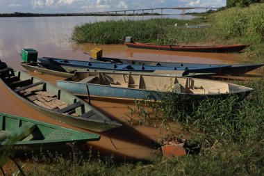 Carinhanha, Bahia, Brezilya - 13 Nisan 2024: Balıkçıların kanoları Carinhanha şehrindeki Sao Francisco Nehri 'nin kıyısında sıkıştı..