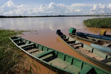 Carinhanha, Bahia, Brezilya - 13 Nisan 2024: Balıkçıların kanoları Carinhanha şehrindeki Sao Francisco Nehri 'nin kıyısında sıkıştı..