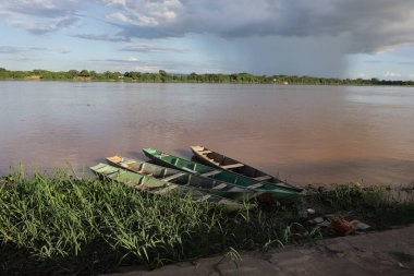 Carinhanha, Bahia, Brezilya - 13 Nisan 2024: Balıkçıların kanoları Carinhanha şehrindeki Sao Francisco Nehri 'nin kıyısında sıkıştı..