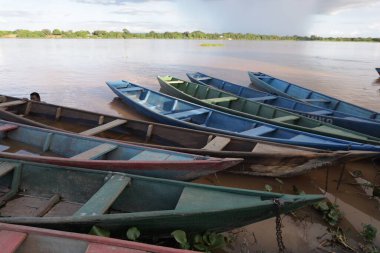 Carinhanha, Bahia, Brezilya - 13 Nisan 2024: Balıkçıların kanoları Carinhanha şehrindeki Sao Francisco Nehri 'nin kıyısında sıkıştı..