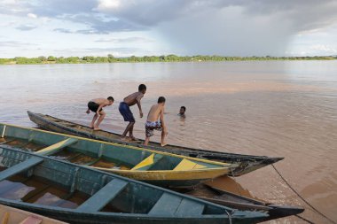Carinhanha, Bahia, Brezilya - 13 Nisan 2024: Balıkçıların kanoları Carinhanha şehrindeki Sao Francisco Nehri 'nin kıyısında sıkıştı..