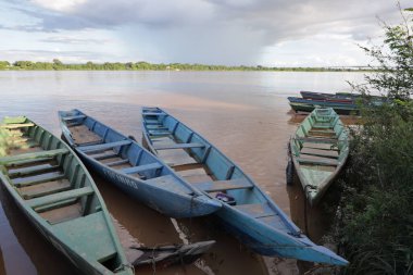 Carinhanha, Bahia, Brezilya - 13 Nisan 2024: Balıkçıların kanoları Carinhanha şehrindeki Sao Francisco Nehri 'nin kıyısında sıkıştı..