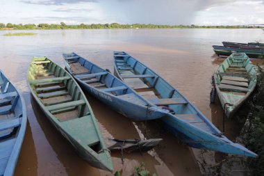 Carinhanha, Bahia, Brezilya - 13 Nisan 2024: Balıkçıların kanoları Carinhanha şehrindeki Sao Francisco Nehri 'nin kıyısında sıkıştı..
