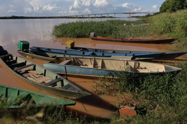 Carinhanha, Bahia, Brezilya - 13 Nisan 2024: Balıkçıların kanoları Carinhanha şehrindeki Sao Francisco Nehri 'nin kıyısında sıkıştı..
