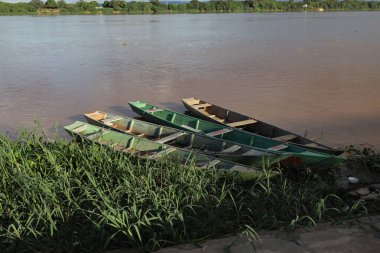 Carinhanha, Bahia, Brezilya - 13 Nisan 2024: Balıkçıların kanoları Carinhanha şehrindeki Sao Francisco Nehri 'nin kıyısında sıkıştı..
