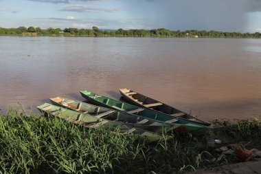 Carinhanha, Bahia, Brezilya - 13 Nisan 2024: Balıkçıların kanoları Carinhanha şehrindeki Sao Francisco Nehri 'nin kıyısında sıkıştı..