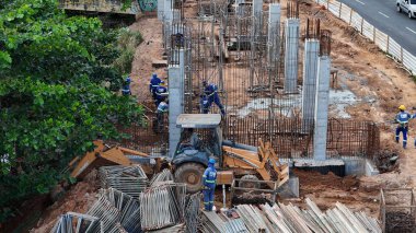 Salvador, Bahia, Brezilya - 8 Ağustos 2024: işçiler Salvador şehrinde bir viyadük inşa ederken görüldü..