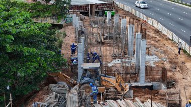 Salvador, Bahia, Brezilya - 8 Ağustos 2024: işçiler Salvador şehrinde bir viyadük inşa ederken görüldü..