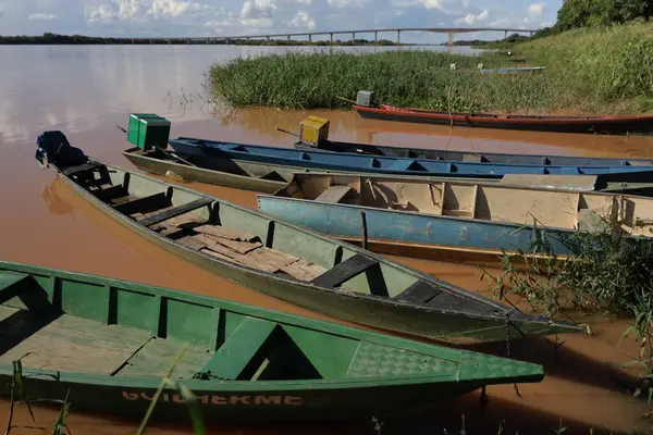 Carinhanha, Bahia, Brezilya - 13 Nisan 2024: Balıkçıların kanoları Carinhanha şehrindeki Sao Francisco Nehri 'nin kıyısında sıkıştı..