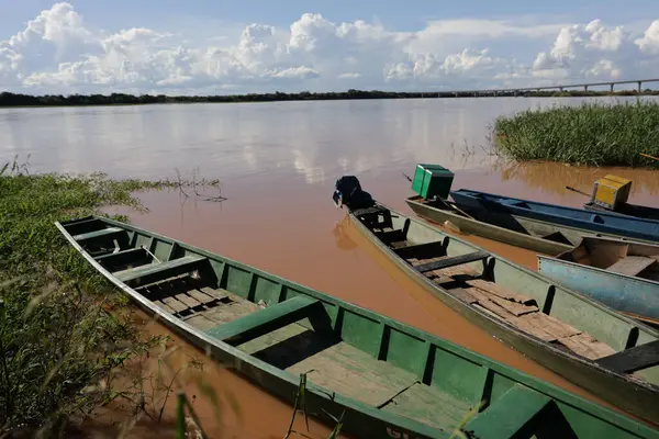 Carinhanha, Bahia, Brezilya - 13 Nisan 2024: Balıkçıların kanoları Carinhanha şehrindeki Sao Francisco Nehri 'nin kıyısında sıkıştı..