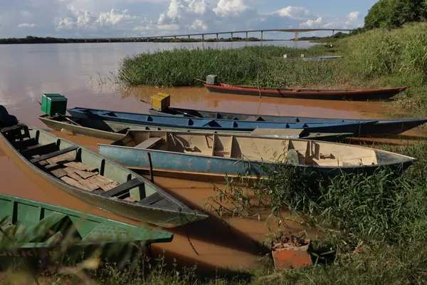 Carinhanha, Bahia, Brezilya - 13 Nisan 2024: Balıkçıların kanoları Carinhanha şehrindeki Sao Francisco Nehri 'nin kıyısında sıkıştı..