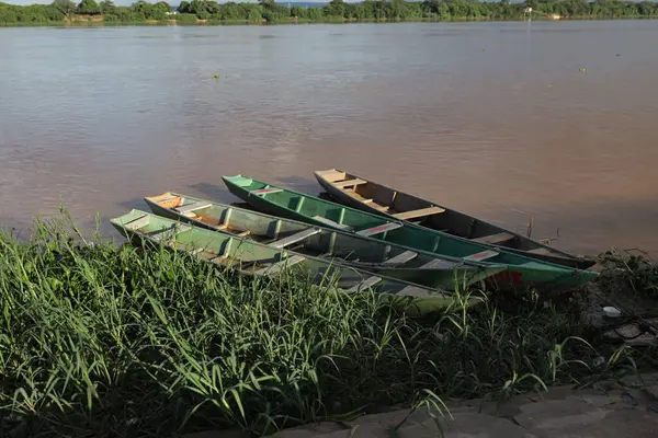 Carinhanha, Bahia, Brezilya - 13 Nisan 2024: Balıkçıların kanoları Carinhanha şehrindeki Sao Francisco Nehri 'nin kıyısında sıkıştı..