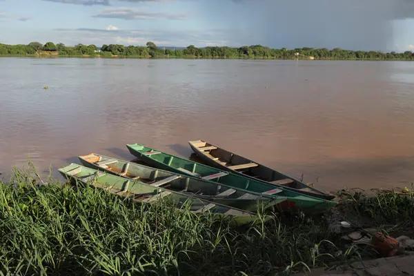 Carinhanha, Bahia, Brezilya - 13 Nisan 2024: Balıkçıların kanoları Carinhanha şehrindeki Sao Francisco Nehri 'nin kıyısında sıkıştı..