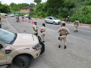 Salvador, Bahia, Brezilya - 9 Şubat 2024: Bahia eyaleti karayolu polisi Bahia 'da bir otoyol üzerindeki kontrol noktasına yaklaşıyor