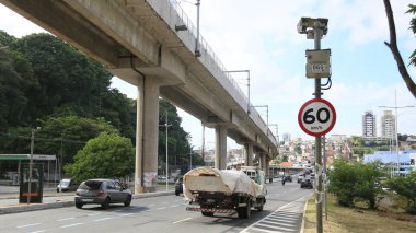 Salvador, Bahia, Brezilya - 11 Mayıs 2025: Hız kontrol radarı saatte 60 kilometre hızla Salvador şehrinde bir caddede görüldü..