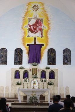 Serrinha, Bahia, Brezilya - 17 Nisan 2025: Serrinha şehrindeki fogareu alayı için Katolik kilisesinde bir ayin.