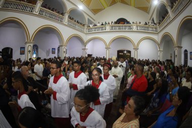 Serrinha, Bahia, Brezilya - 17 Nisan 2025: Serrinha şehrindeki fogareu alayı için Katolik kilisesinde bir ayin.