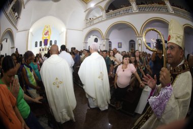 Serrinha, Bahia, Brezilya - 17 Nisan 2025: Serrinha şehrindeki fogareu alayı için Katolik kilisesinde bir ayin.