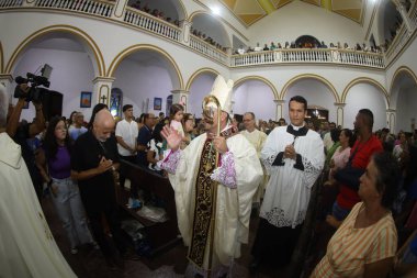 Serrinha, Bahia, Brezilya - 17 Nisan 2025: Serrinha şehrindeki fogareu alayı için Katolik kilisesinde bir ayin.