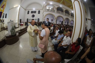 Serrinha, Bahia, Brezilya - 17 Nisan 2025: Serrinha şehrindeki Fogareu geçit töreni sırasında kutsal ev sahibini karşılamak için kuyruğa girin..