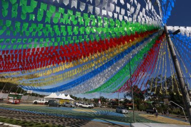 Itapetinga, Bahia, Brezilya - 20 Haziran 2025: Brezilya 'da tipik cunina festivalleri bayrakları Itapetinga şehrinde bir caddeyi dekore ederken görülüyor.