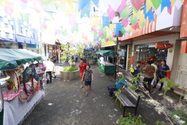 Itapetinga, Bahia, Brezilya - 20 Haziran 2025: Brezilya 'da tipik cunina festivalleri bayrakları Itapetinga şehrinde bir caddeyi dekore ederken görülüyor.
