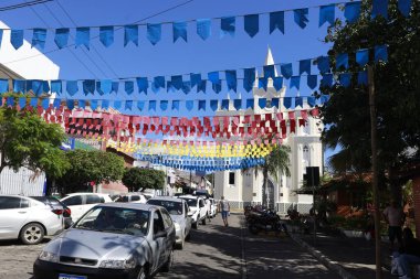 Itapetinga, Bahia, Brezilya - 20 Haziran 2025: Brezilya 'da tipik cunina festivalleri bayrakları Itapetinga şehrinde bir caddeyi dekore ederken görülüyor.