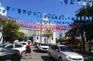 Itapetinga, Bahia, Brezilya - 20 Haziran 2025: Brezilya 'da tipik cunina festivalleri bayrakları Itapetinga şehrinde bir caddeyi dekore ederken görülüyor.