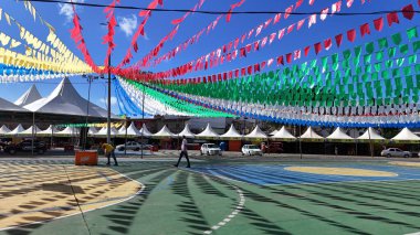 Itapetinga, Bahia, Brezilya - 20 Haziran 2025: Brezilya 'da tipik cunina festivalleri bayrakları Itapetinga şehrinde bir caddeyi dekore ederken görülüyor.