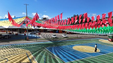 Itapetinga, Bahia, Brezilya - 20 Haziran 2025: Brezilya 'da tipik cunina festivalleri bayrakları Itapetinga şehrinde bir caddeyi dekore ederken görülüyor.